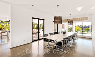 Villa exclusive de style moderne à acheter sur un parcours de golf connu dans la zone de Marbella - Benahavis 49496 