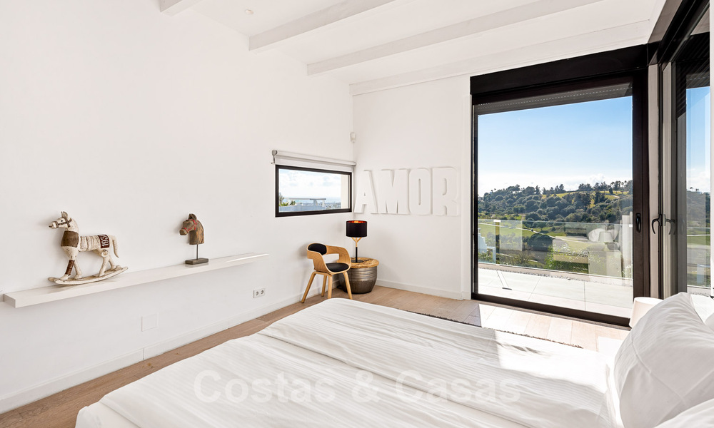 Villa exclusive de style moderne à acheter sur un parcours de golf connu dans la zone de Marbella - Benahavis 49500