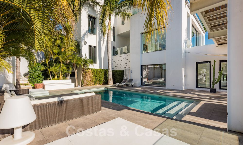 Villa exclusive de style moderne à acheter sur un parcours de golf connu dans la zone de Marbella - Benahavis 49520