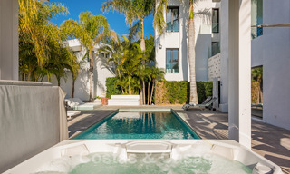 Villa exclusive de style moderne à acheter sur un parcours de golf connu dans la zone de Marbella - Benahavis 49521 