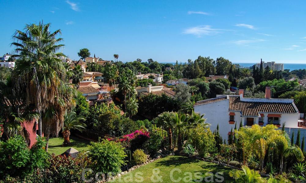 Villa exclusive de style andalou à vendre à Marbella avec vue sur la mer 30575