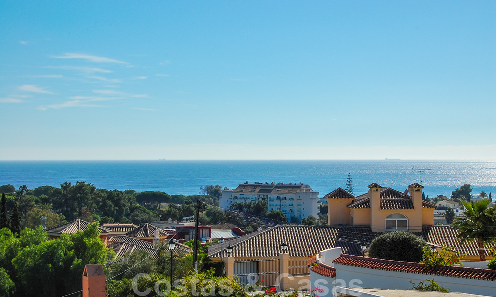 Villa exclusive de style andalou à vendre à Marbella avec vue sur la mer 30577