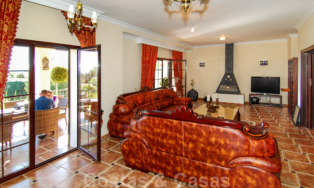 Villa exclusive de style andalou à vendre à Marbella avec vue sur la mer 30578