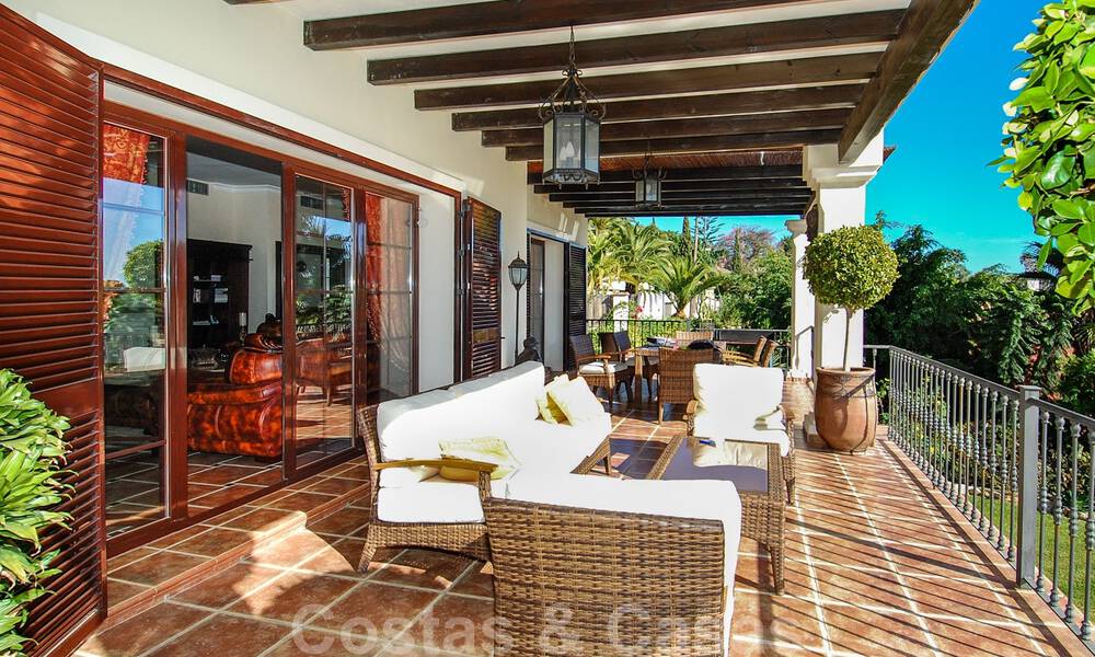 Villa exclusive de style andalou à vendre à Marbella avec vue sur la mer 30580