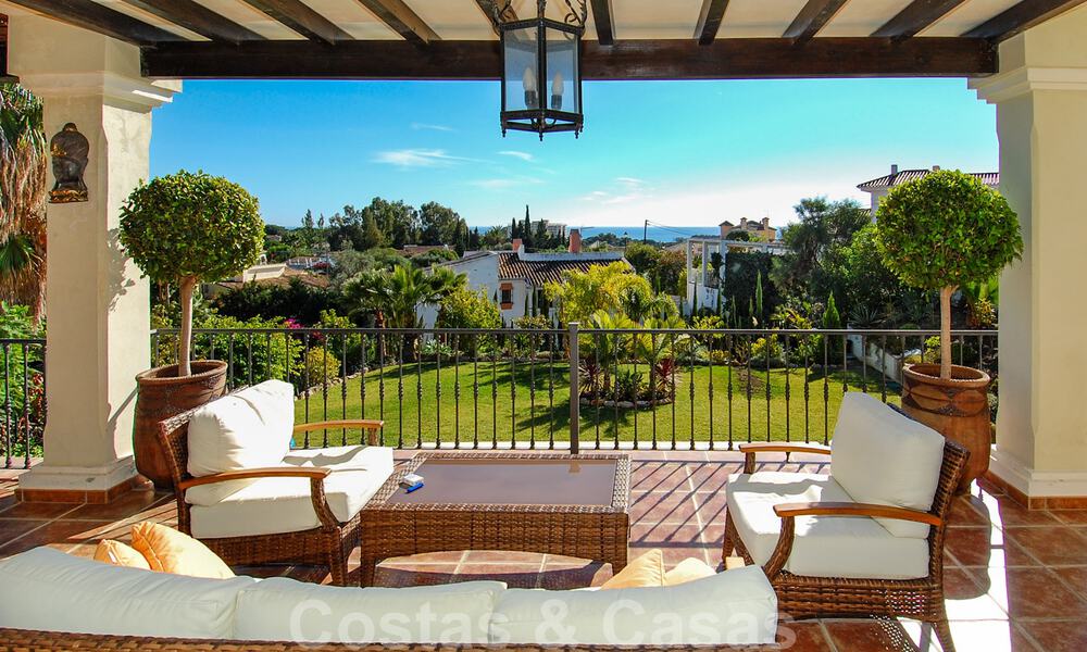 Villa exclusive de style andalou à vendre à Marbella avec vue sur la mer 30581