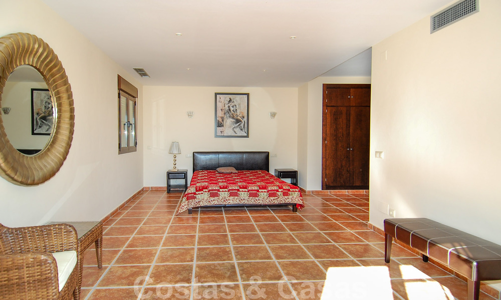 Villa exclusive de style andalou à vendre à Marbella avec vue sur la mer 30582