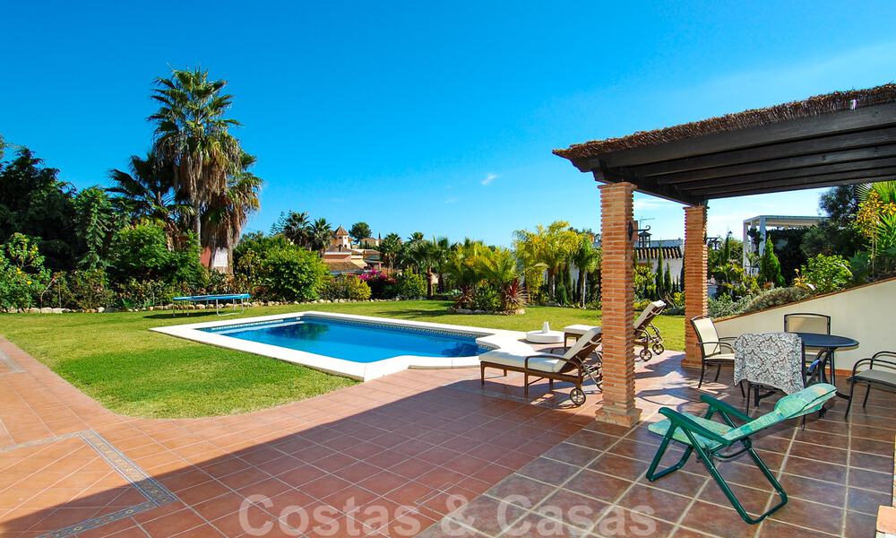 Villa exclusive de style andalou à vendre à Marbella avec vue sur la mer 30583