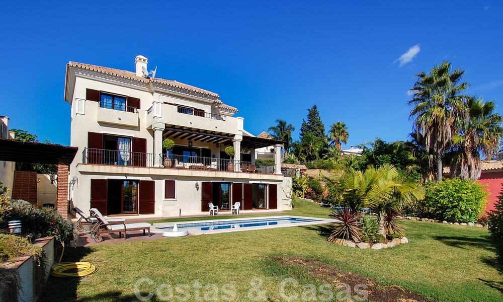 Villa exclusive de style andalou à vendre à Marbella avec vue sur la mer 30584
