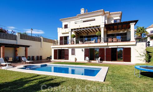 Villa exclusive de style andalou à vendre à Marbella avec vue sur la mer 30587