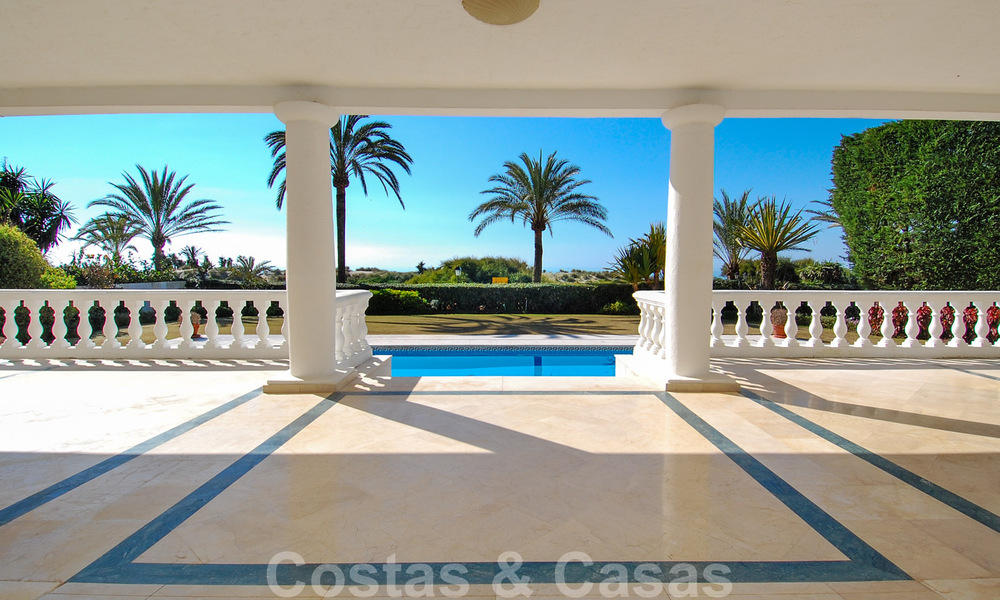 Villa exclusive en première ligne de plage à vendre dans l' Est de Marbella 30517