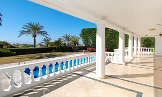Villa exclusive en première ligne de plage à vendre dans l' Est de Marbella 30519 