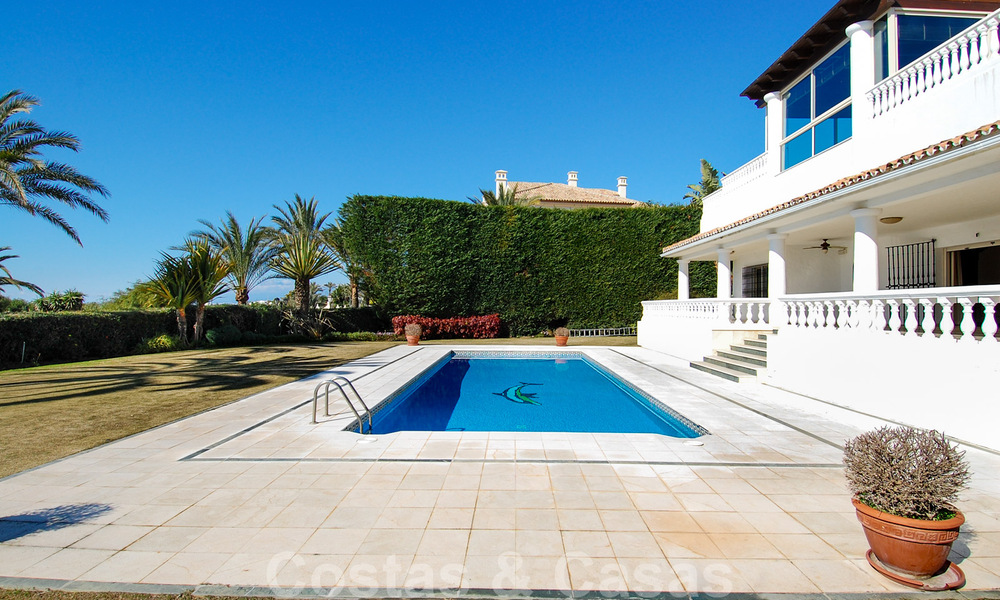 Villa exclusive en première ligne de plage à vendre dans l' Est de Marbella 30521