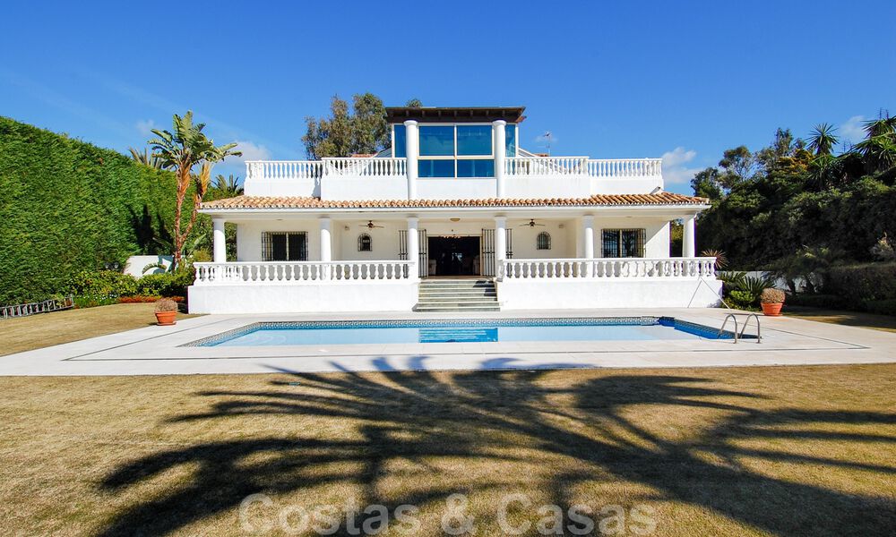 Villa exclusive en première ligne de plage à vendre dans l' Est de Marbella 30524