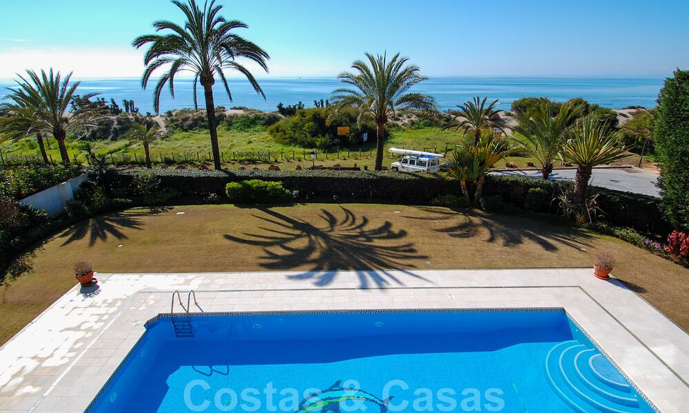 Villa exclusive en première ligne de plage à vendre dans l' Est de Marbella 30531