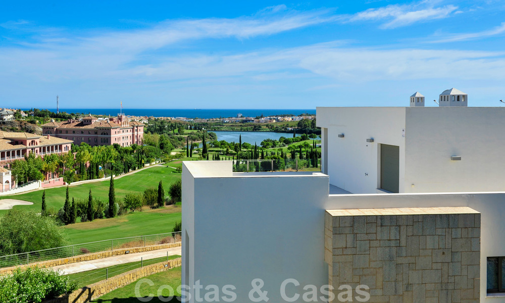 Appartements modernes et luxueux en première ligne du golf avec une vue imprenable sur le golf et la mer à vendre à Marbella - Benahavis 23893