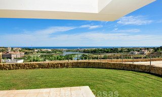 Appartements modernes et luxueux en première ligne du golf avec une vue imprenable sur le golf et la mer à vendre à Marbella - Benahavis 23905 