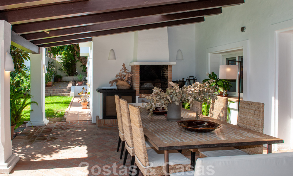 Villa traditionnelle méditerranéenne de luxe sur un grand terrain à vendre sur le Golden Mile à Marbella 44193