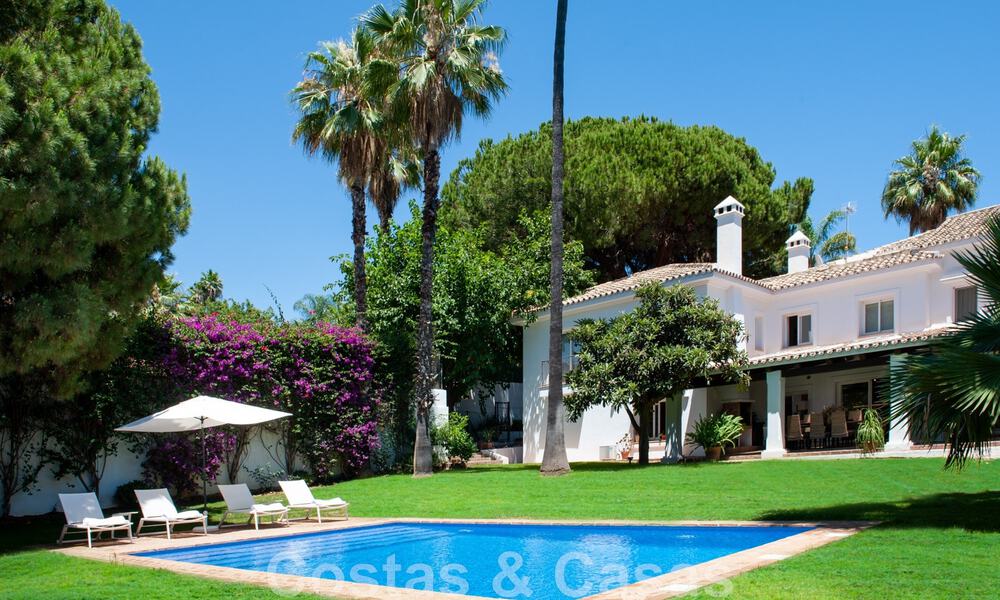Villa traditionnelle méditerranéenne de luxe sur un grand terrain à vendre sur le Golden Mile à Marbella 44194