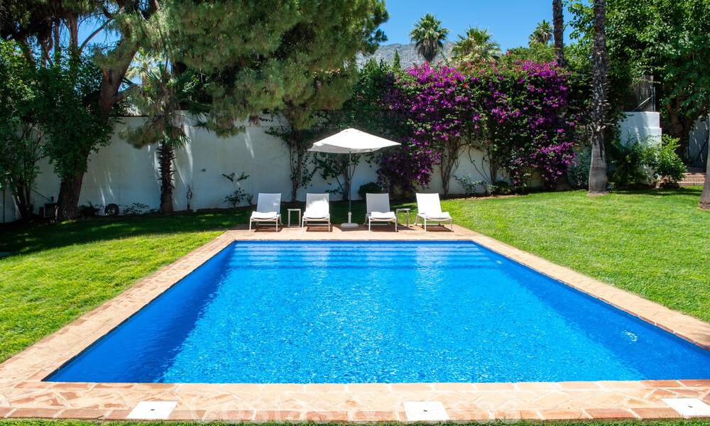 Villa traditionnelle méditerranéenne de luxe sur un grand terrain à vendre sur le Golden Mile à Marbella 44195