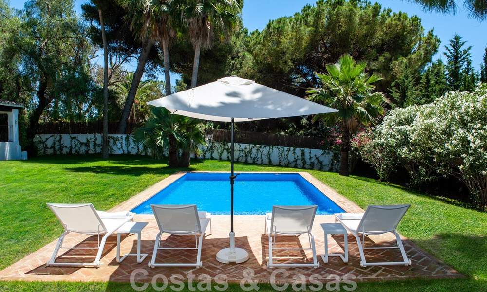 Villa traditionnelle méditerranéenne de luxe sur un grand terrain à vendre sur le Golden Mile à Marbella 44197