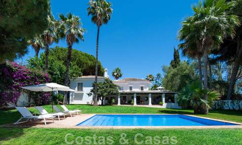 Villa traditionnelle méditerranéenne de luxe sur un grand terrain à vendre sur le Golden Mile à Marbella 44199