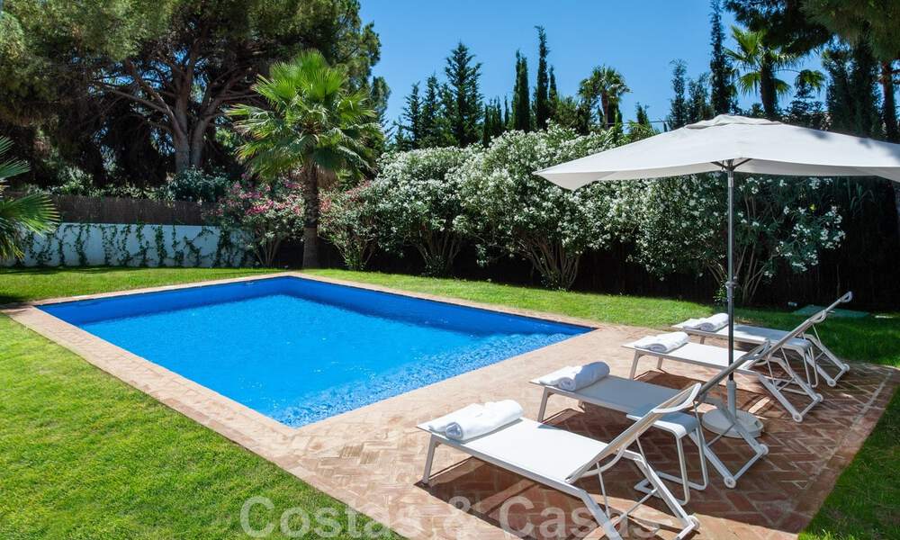 Villa traditionnelle méditerranéenne de luxe sur un grand terrain à vendre sur le Golden Mile à Marbella 44200