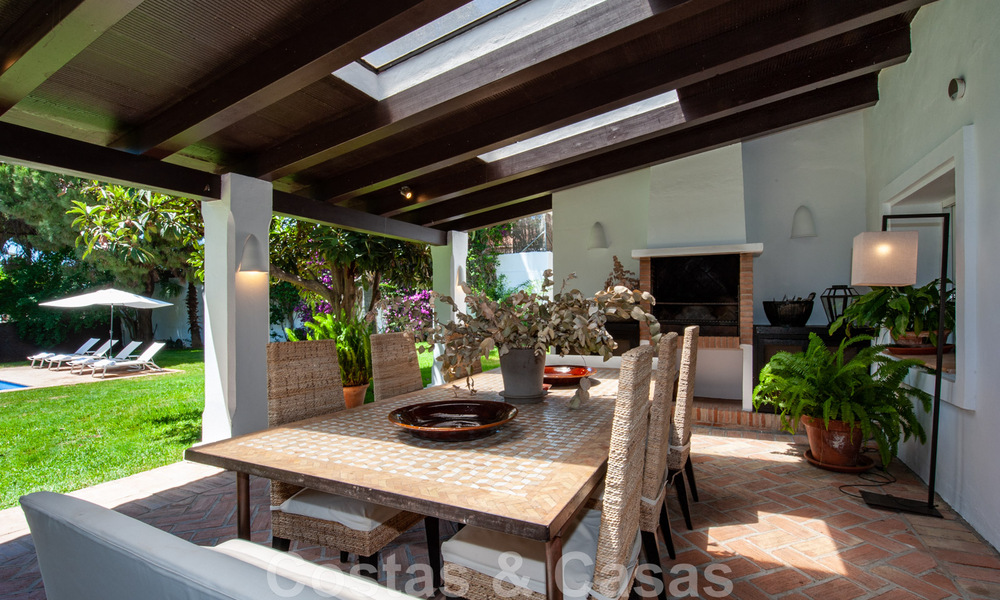 Villa traditionnelle méditerranéenne de luxe sur un grand terrain à vendre sur le Golden Mile à Marbella 44201