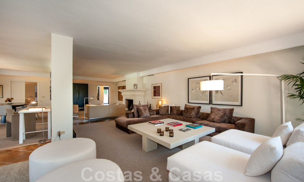 Villa traditionnelle méditerranéenne de luxe sur un grand terrain à vendre sur le Golden Mile à Marbella 44210