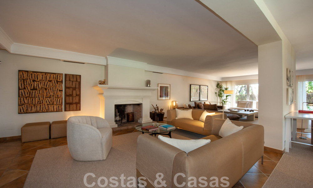 Villa traditionnelle méditerranéenne de luxe sur un grand terrain à vendre sur le Golden Mile à Marbella 44213