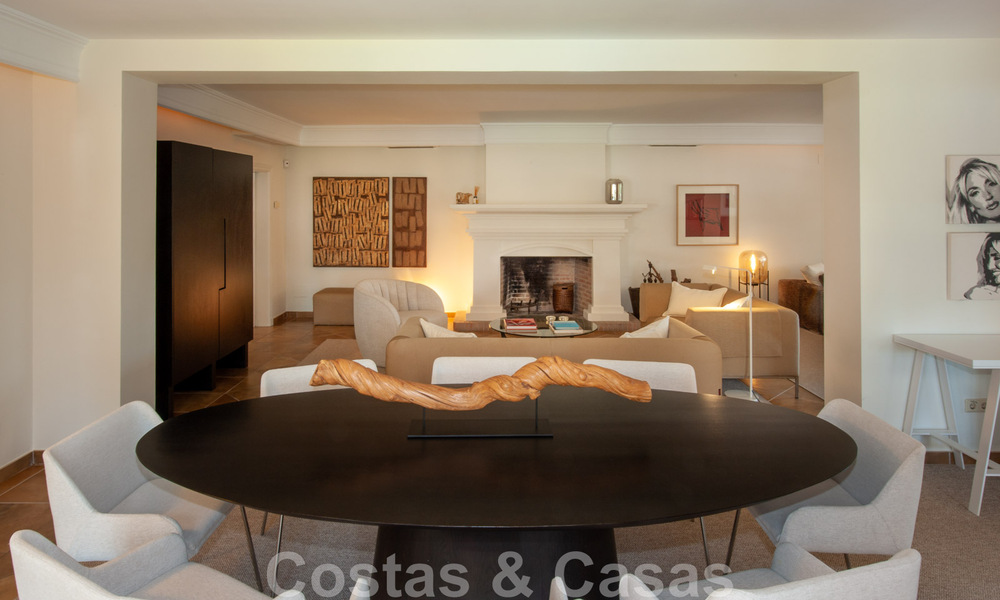 Villa traditionnelle méditerranéenne de luxe sur un grand terrain à vendre sur le Golden Mile à Marbella 44214