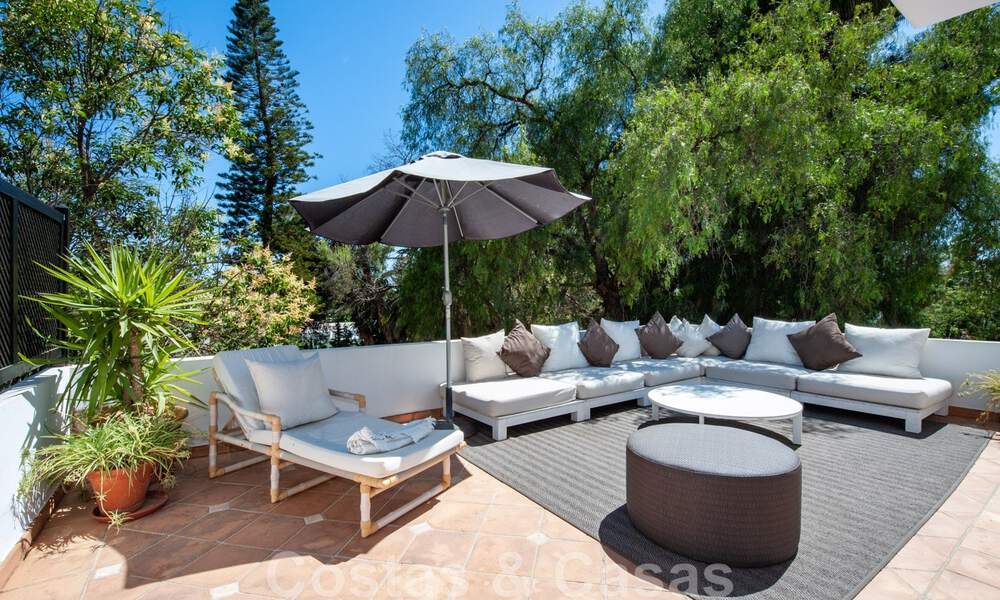 Villa traditionnelle méditerranéenne de luxe sur un grand terrain à vendre sur le Golden Mile à Marbella 44226
