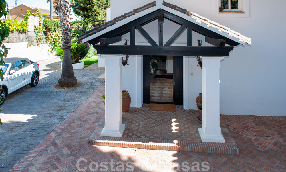 Villa traditionnelle méditerranéenne de luxe sur un grand terrain à vendre sur le Golden Mile à Marbella 44236