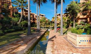 Appartements et penthouses de luxe à vendre dans un complexe en première ligne de plage à San Pedro, Marbella 29897 