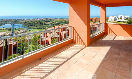 Appartement de golf luxueux à vendre dans un complexe de golf, dans la zone de Marbella - Benahavis - Estepona 23491