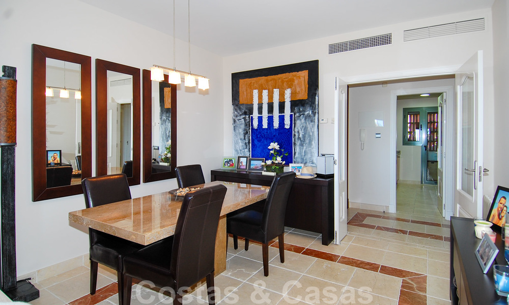 Appartement de golf luxueux à vendre dans un complexe de golf, dans la zone de Marbella - Benahavis - Estepona 23505