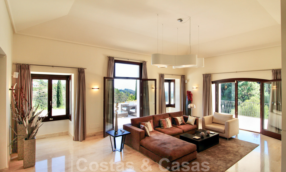 Villa moderne de style andalou à acheter dans la zone de Marbella - Benahavis 31581