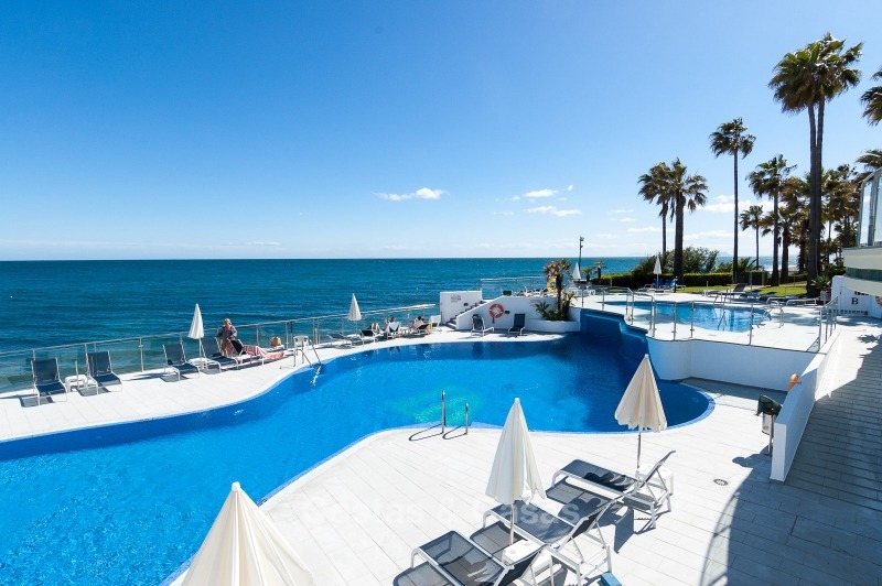 Appartements en vente dans un complexe exclusif en première ligne de plage dans la Nueva Milla de Oro entre Marbella et Estepona 11025 