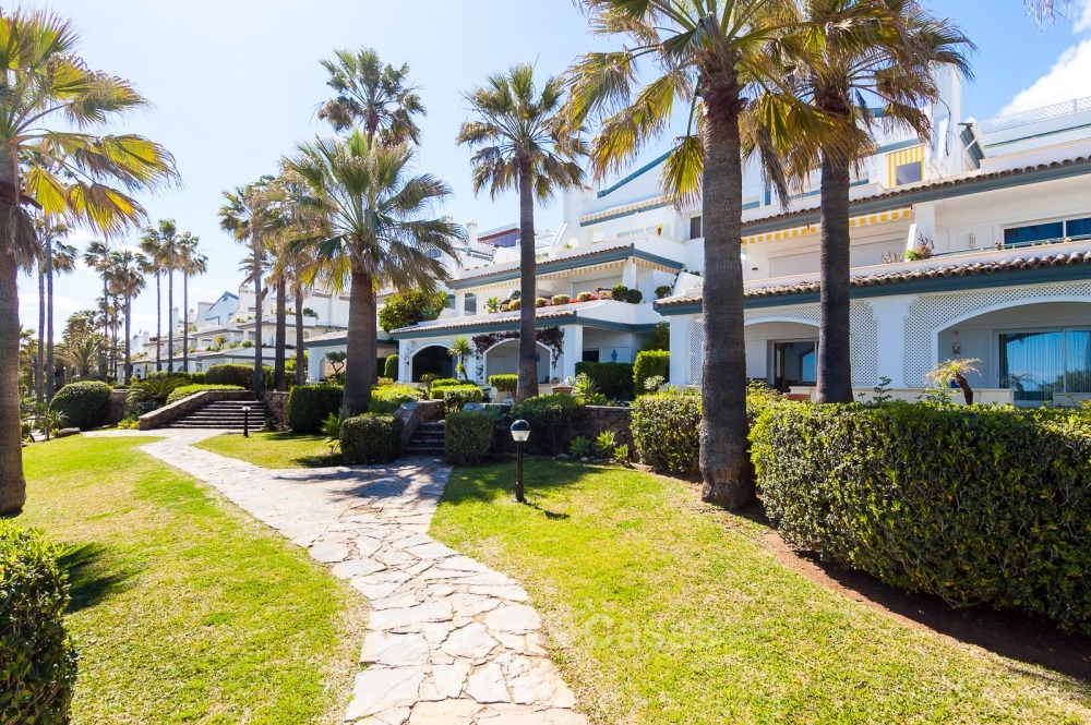 Appartements en vente dans un complexe exclusif en première ligne de plage dans la Nueva Milla de Oro entre Marbella et Estepona 11027