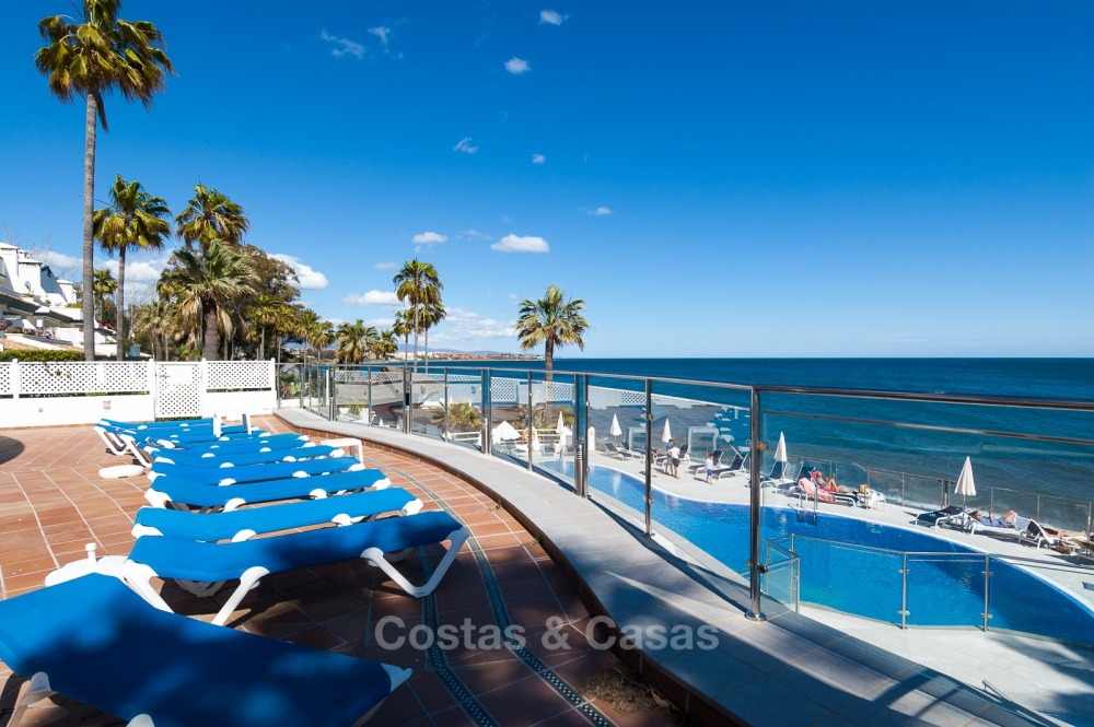 Appartements en vente dans un complexe exclusif en première ligne de plage dans la Nueva Milla de Oro entre Marbella et Estepona 11029