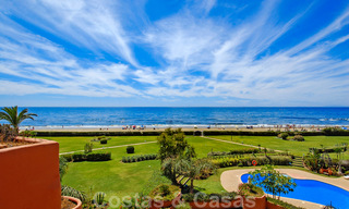 Appartements et penthouses de luxe à vendre en première ligne de plage à Marbella 33855 