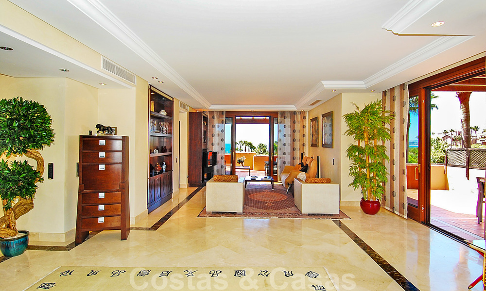 Appartement penthouse exclusif en première ligne de plage à vendre, New Golden Mile, entre Marbella et Estepona 23203