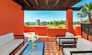 Appartement penthouse exclusif en première ligne de plage à vendre, New Golden Mile, entre Marbella et Estepona 23208 