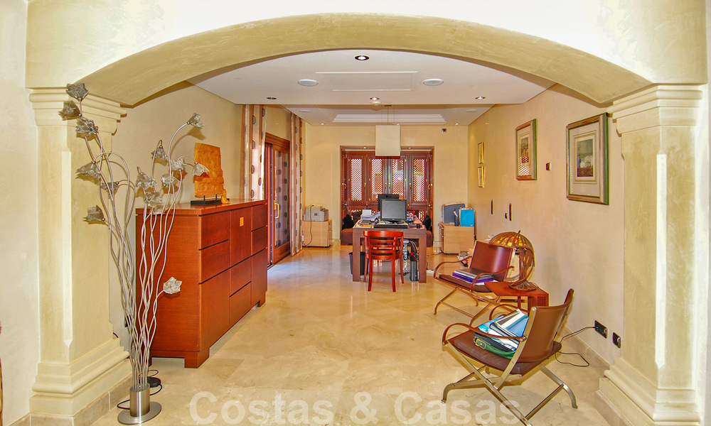 Appartement penthouse exclusif en première ligne de plage à vendre, New Golden Mile, entre Marbella et Estepona 23210