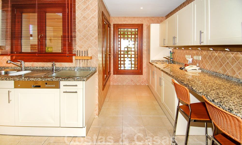 Appartements de premier étage de luxe à vendre dans un complexe en première ligne de plage, nouvelle Mille d' Or, Marbella - Estepona 26970