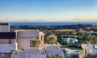 Prêt à emménager! Appartements de golf contemporains et de luxe à vendre à Marbella - Benahavis avec vue sur mer 30592 