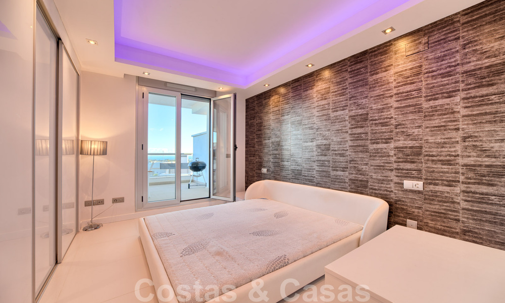 Prêt à emménager! Appartements de golf contemporains et de luxe à vendre à Marbella - Benahavis avec vue sur mer 30598