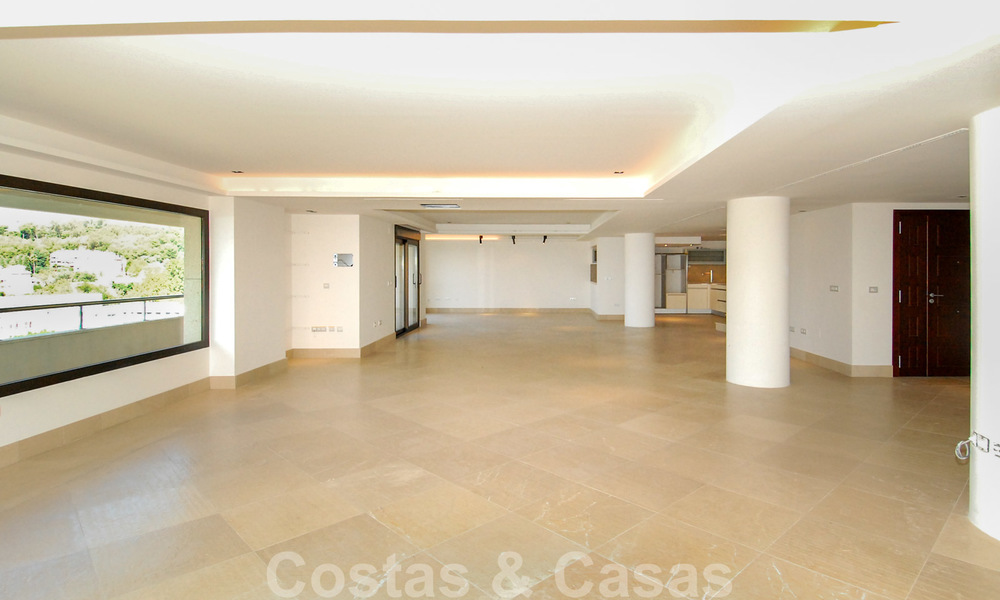 Penthouse unique de luxe, de style contemporain à vendre, près de la mer sur la Mille d' Or et près du centre de Marbella 22399