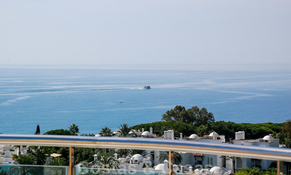 Penthouse unique de luxe, de style contemporain à vendre, près de la mer sur la Mille d' Or et près du centre de Marbella 22405
