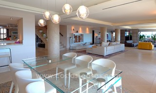 Penthouse unique de luxe, de style contemporain à vendre, près de la mer sur la Mille d' Or et près du centre de Marbella 22417 