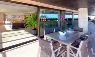 Penthouse unique de luxe, de style contemporain à vendre, près de la mer sur la Mille d' Or et près du centre de Marbella 22426 